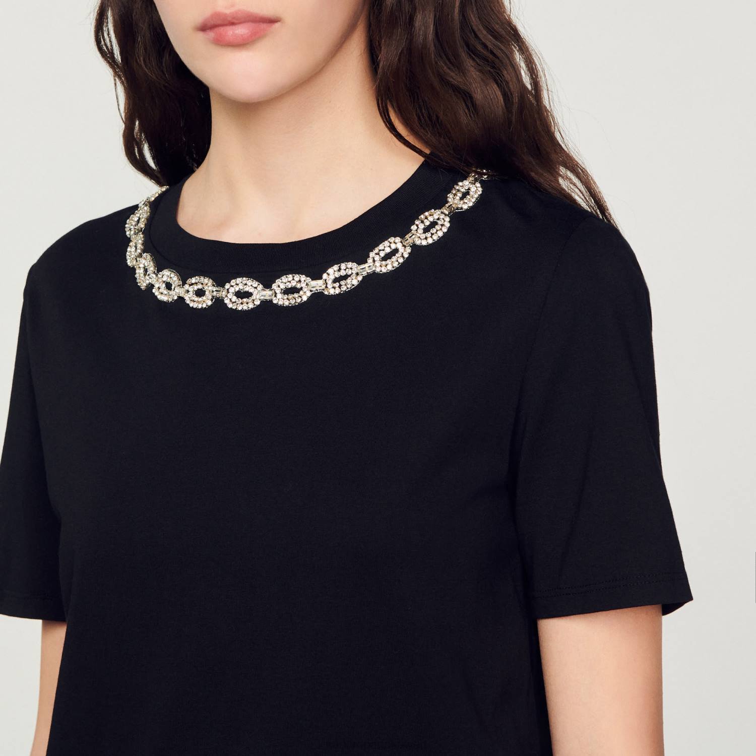 ثياب Sandro Paris تي شيرت من القطن العضوي بياقة مرصعة بالجواهر أسود نحيف ZJ00114