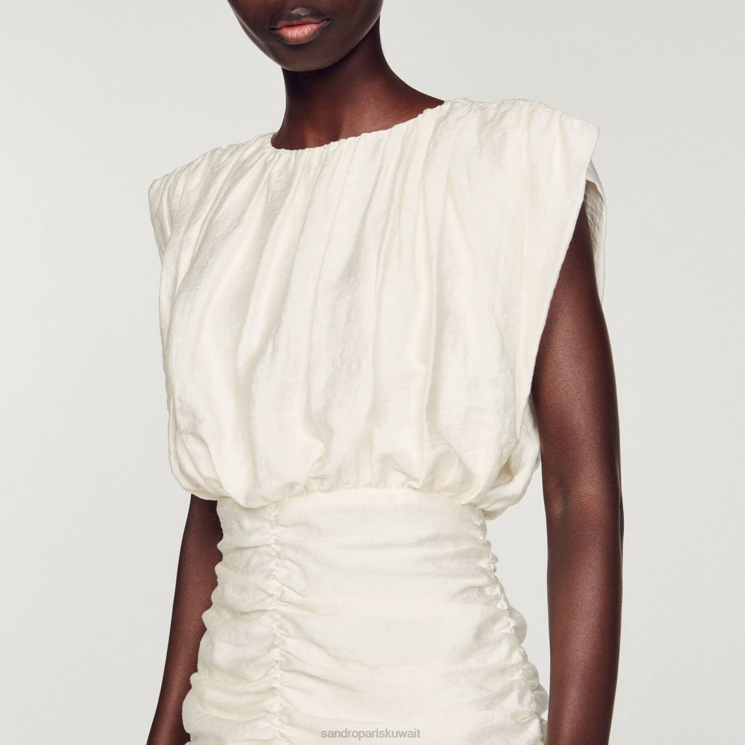 ثياب Sandro Paris فستان قصير ثنيات بيج فاتح نحيف ZJ00224