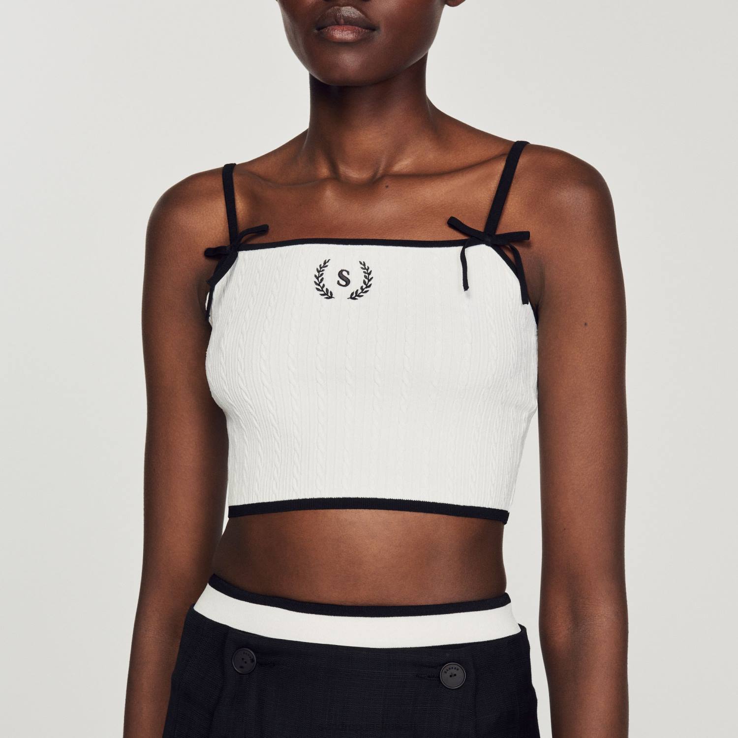 ثياب Sandro Paris محبوك أعلى المحاصيل أبيض نحيف ZJ00240