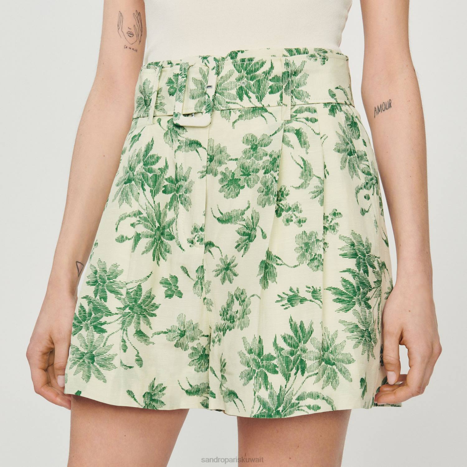 ثياب Sandro Paris شورت فضفاض مطبوع عليه شجرة النخيل بيج فاتح - أخضر نحيف ZJ00345