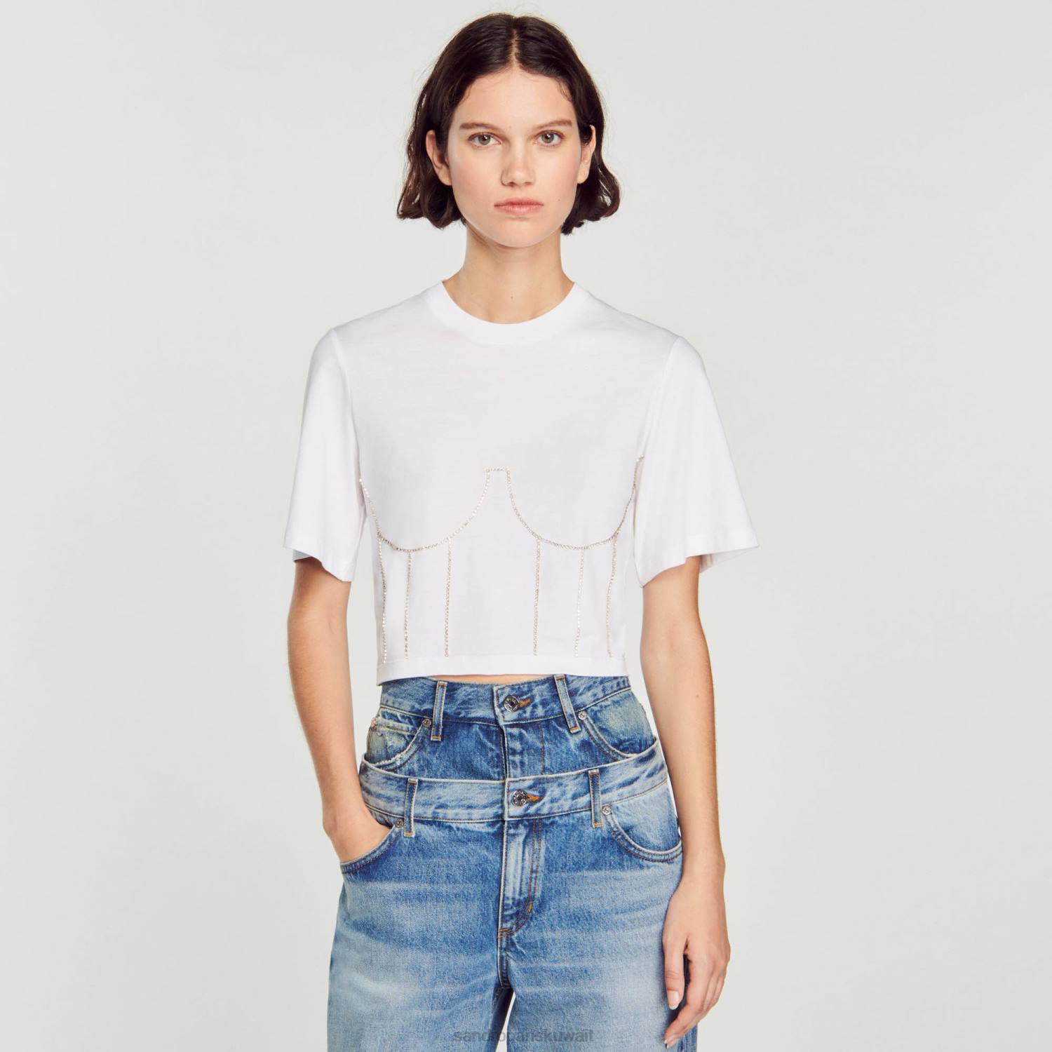 ثياب Sandro Paris تي شيرت بتصميم تمثال نصفي من حجر الراين أبيض نحيف ZJ0039