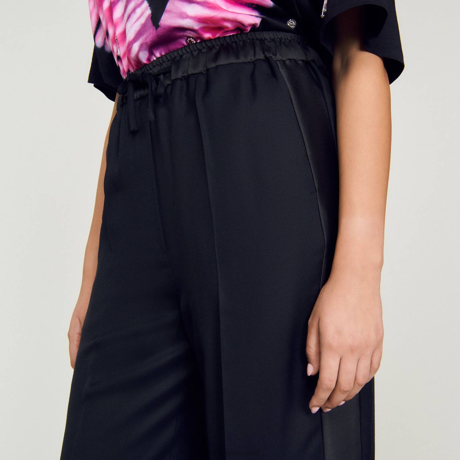 ثياب Sandro Paris بنطال واسع بخطوط جانبية من الساتان أسود نحيف ZJ00438