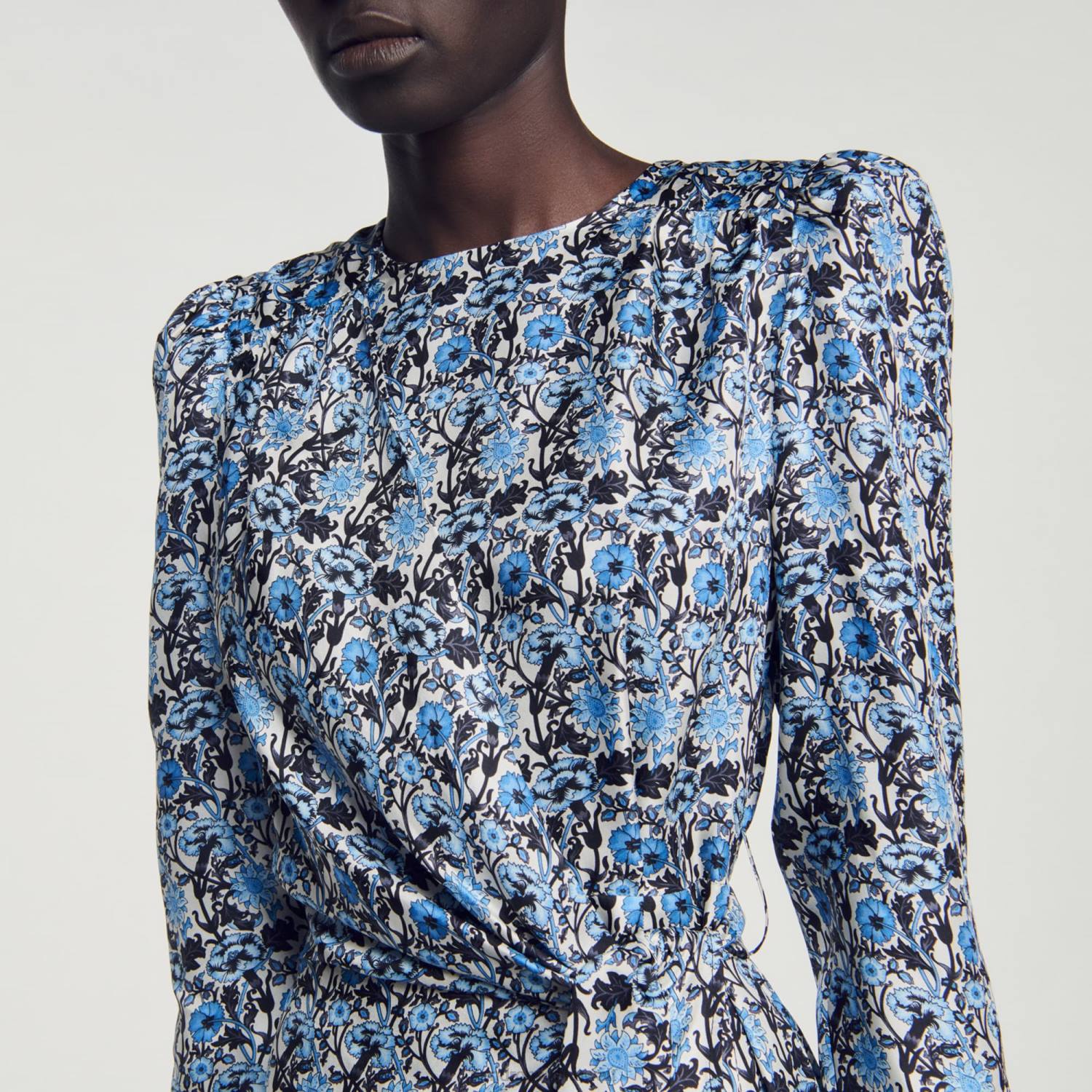 ثياب Sandro Paris فستان طويل من الحرير أزرق/بيج نحيف ZJ0051