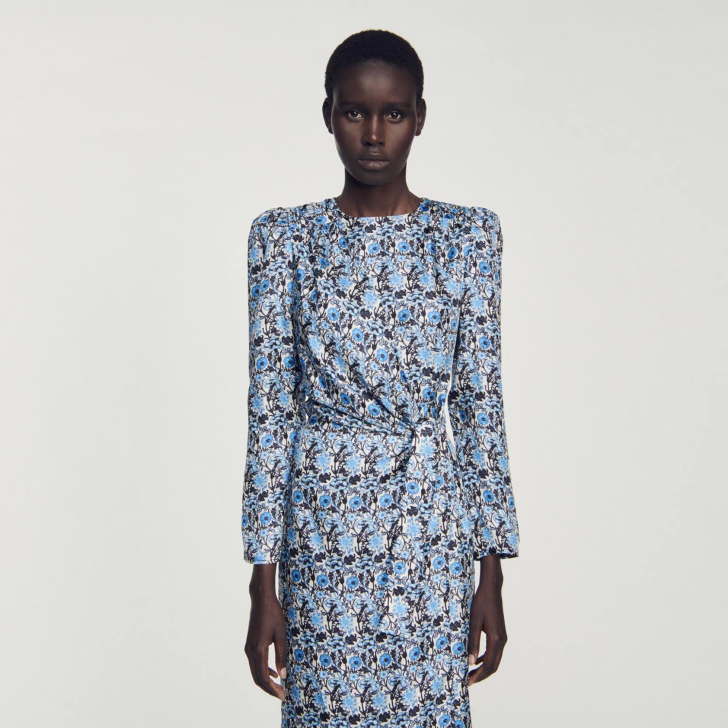 ثياب Sandro Paris فستان طويل من الحرير أزرق/بيج نحيف ZJ0051