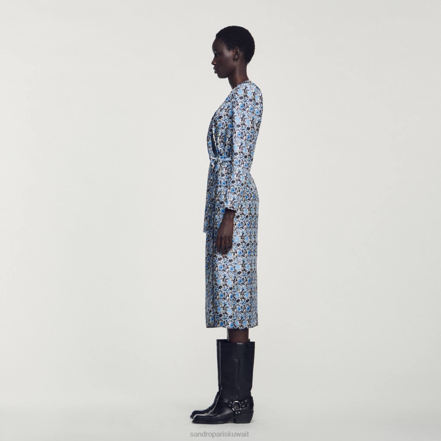 ثياب Sandro Paris فستان طويل من الحرير أزرق/بيج نحيف ZJ0051