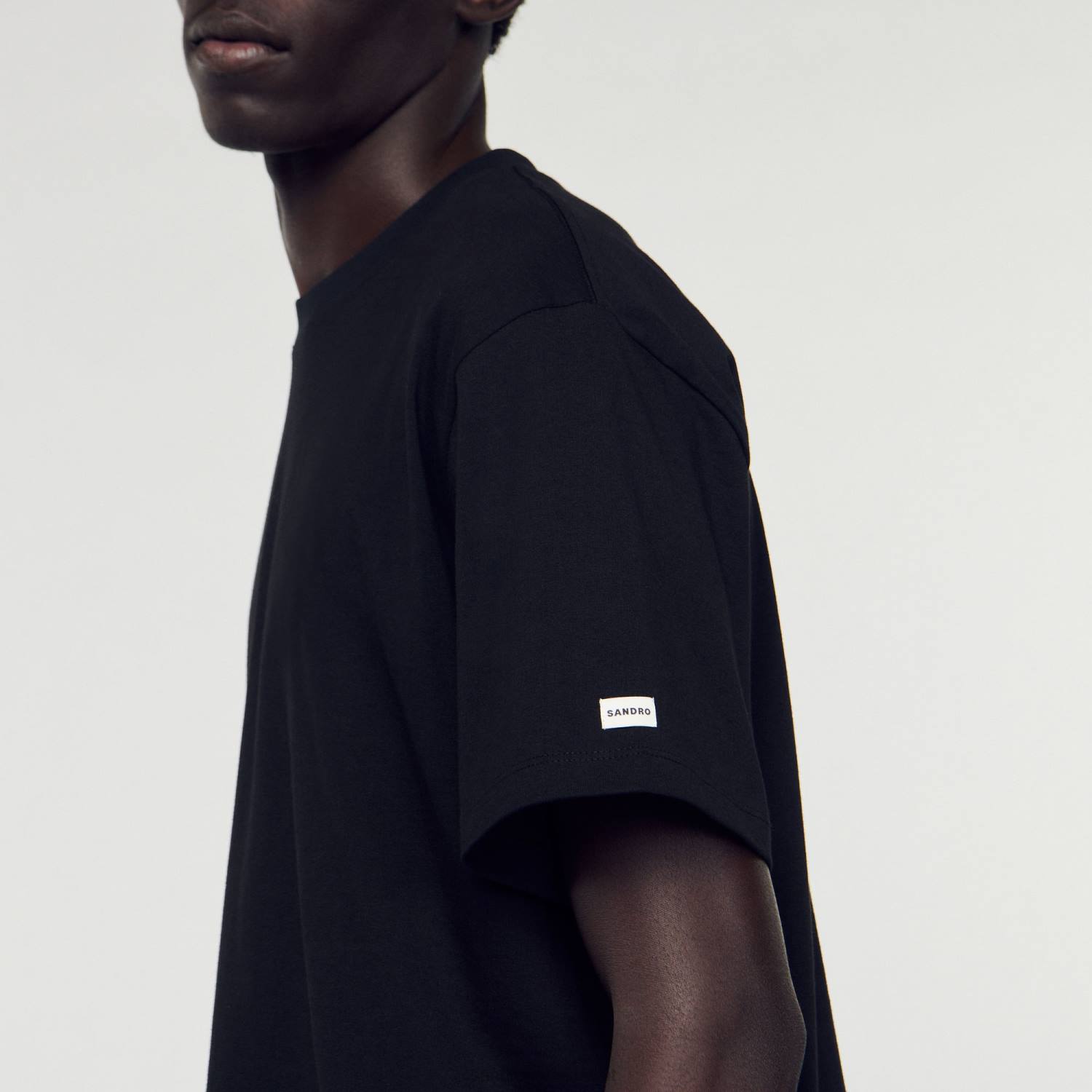 ثياب Sandro Paris تي شيرت من القطن العضوي أسود رجال ZJ00625