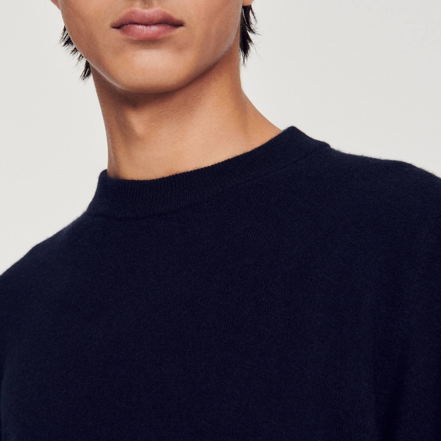 ثياب Sandro Paris سترة الكشمير البحرية المظلمة رجال ZJ00658