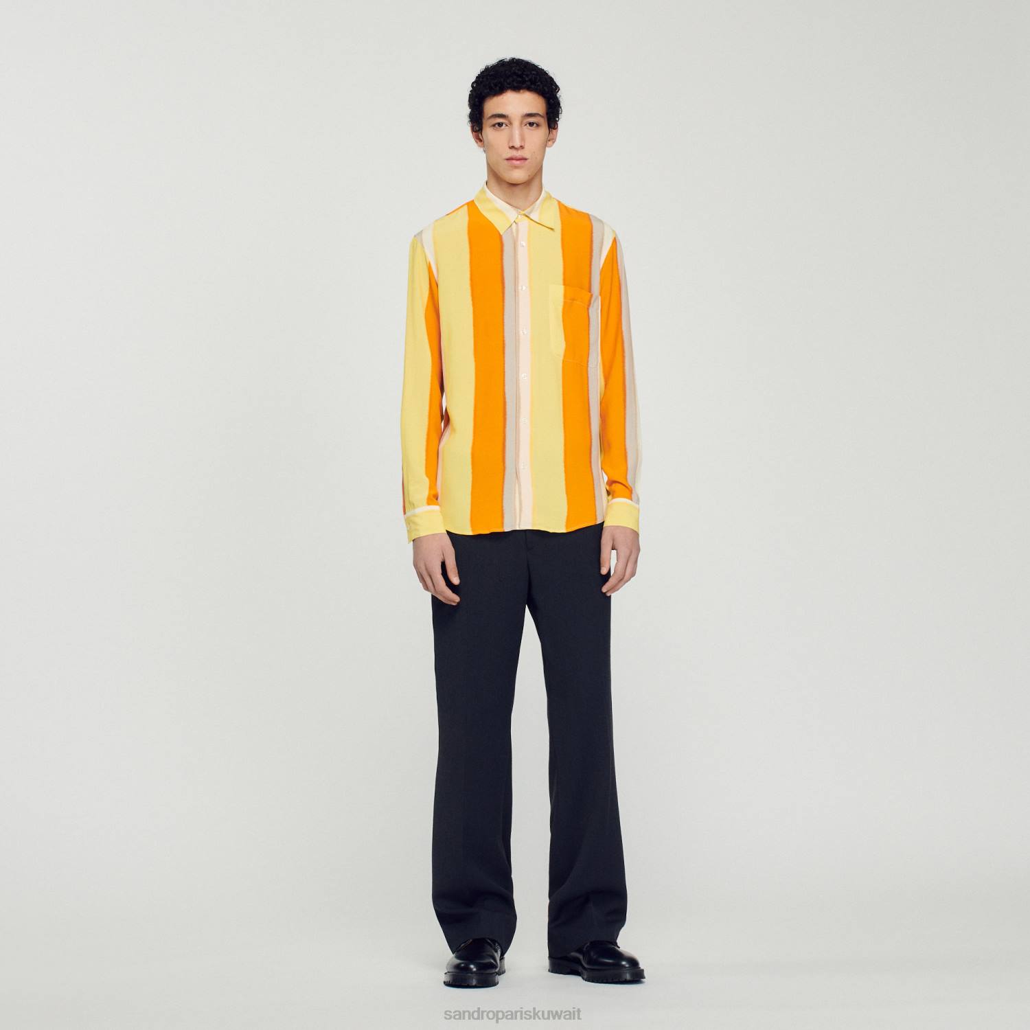 ثياب Sandro Paris قميص مخطط متدفق بأكمام طويلة أصفر رجال ZJ00669