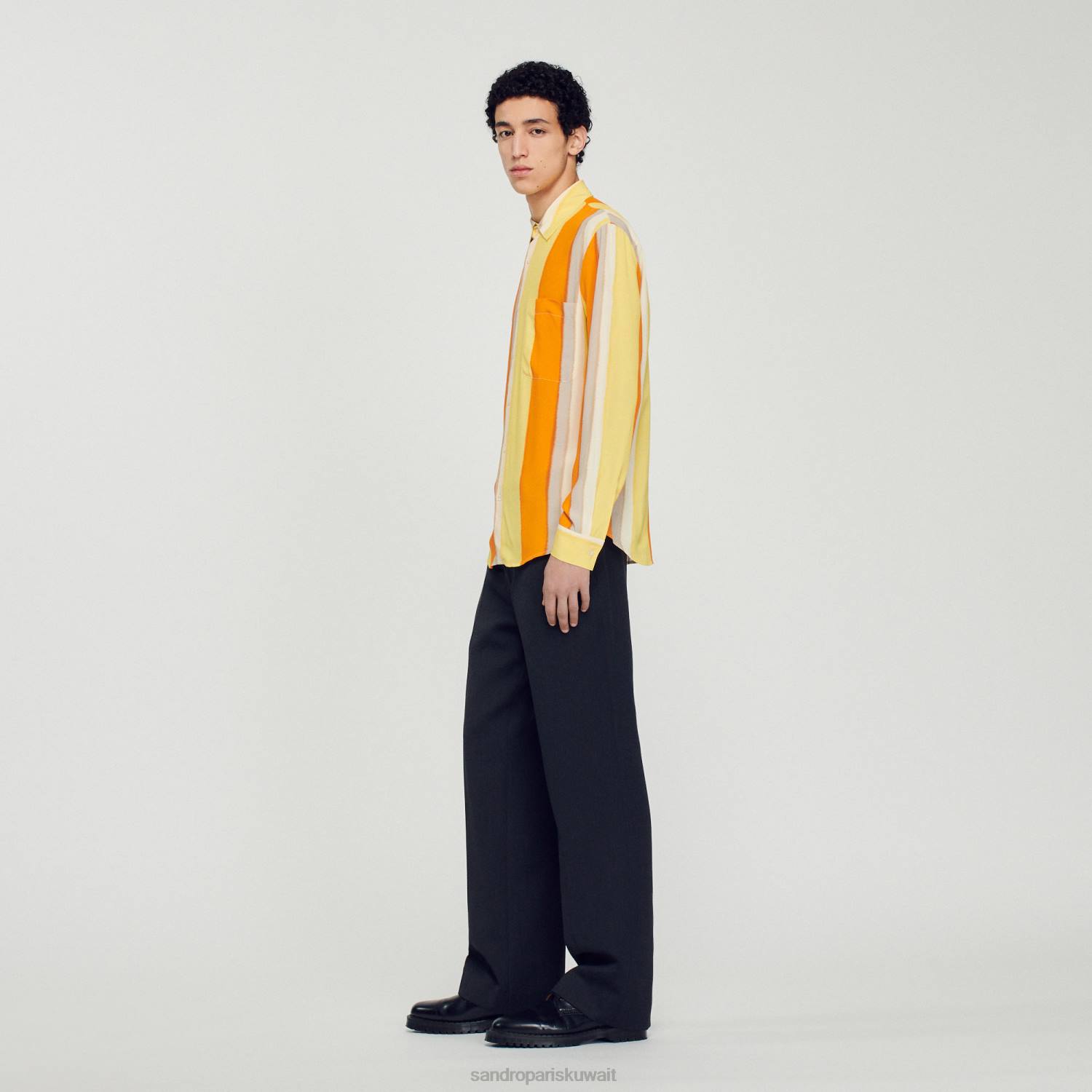 ثياب Sandro Paris قميص مخطط متدفق بأكمام طويلة أصفر رجال ZJ00669