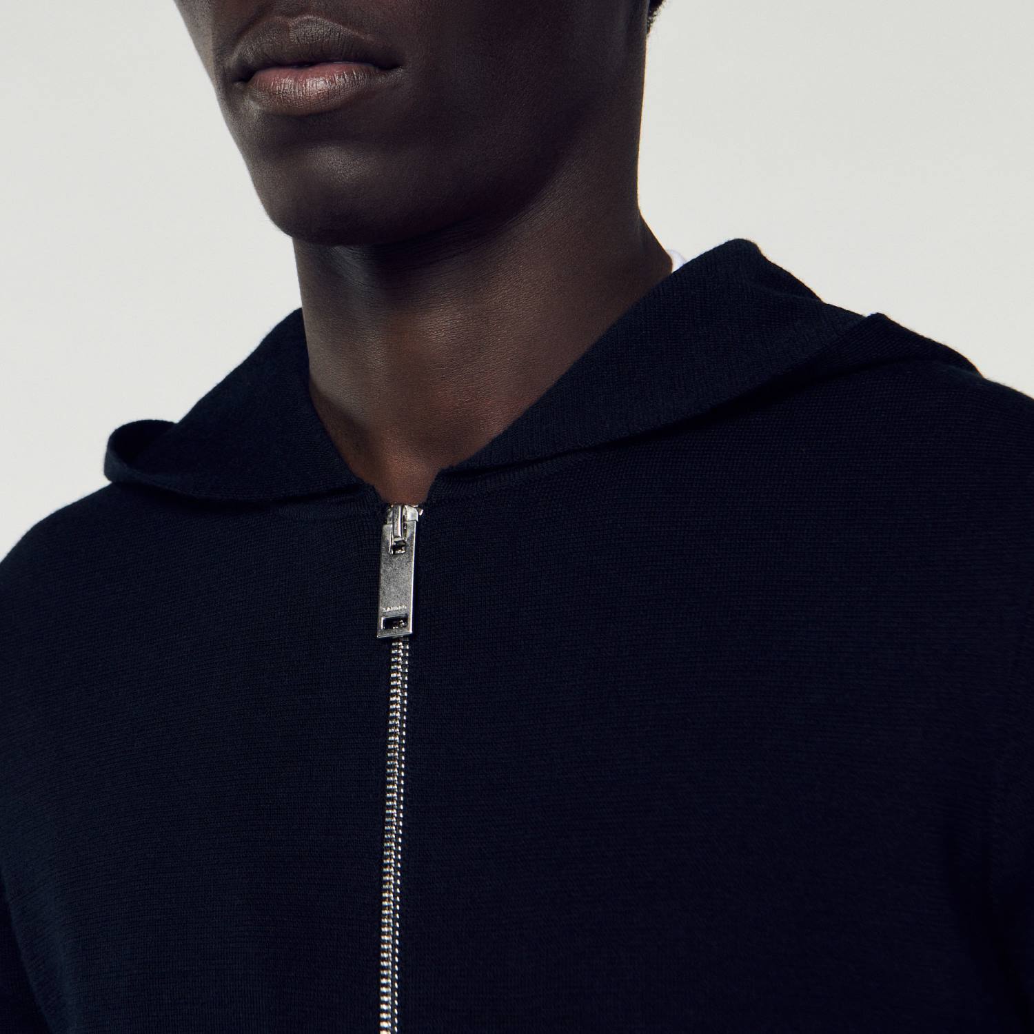 ثياب Sandro Paris سترة مضغوطة مع غطاء محرك السيارة أسود رجال ZJ00672