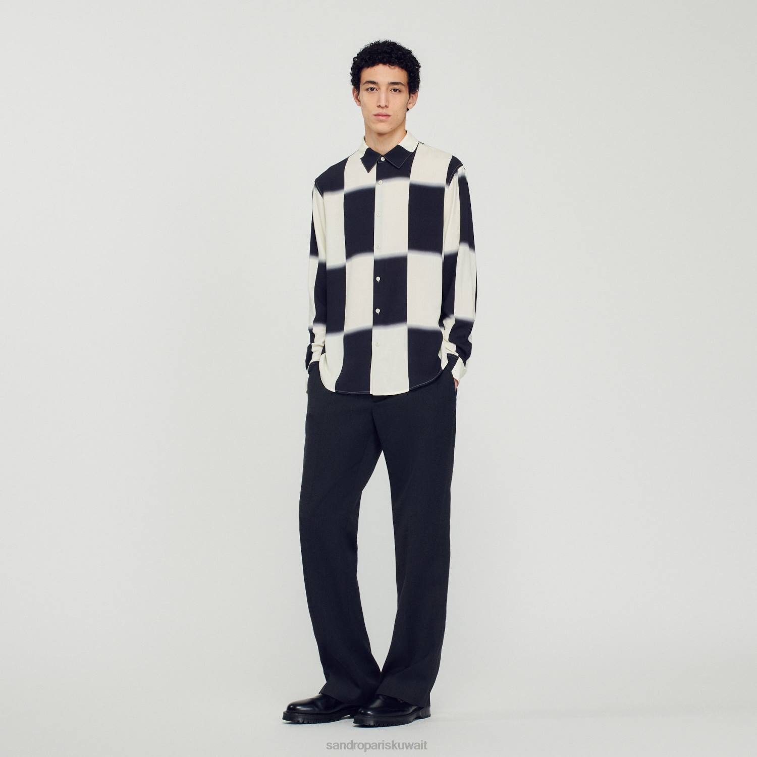 ثياب Sandro Paris قميص متدفق بطبعة كاروهات بيج فاتح/أسود رجال ZJ00728