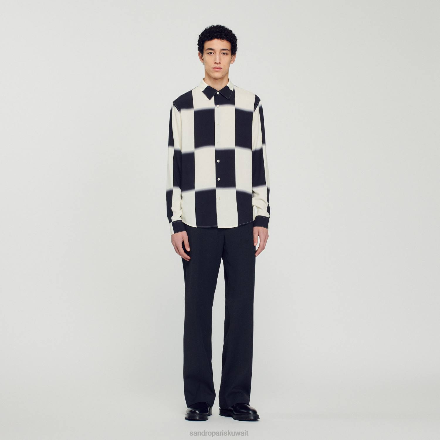 ثياب Sandro Paris قميص متدفق بطبعة كاروهات بيج فاتح/أسود رجال ZJ00728