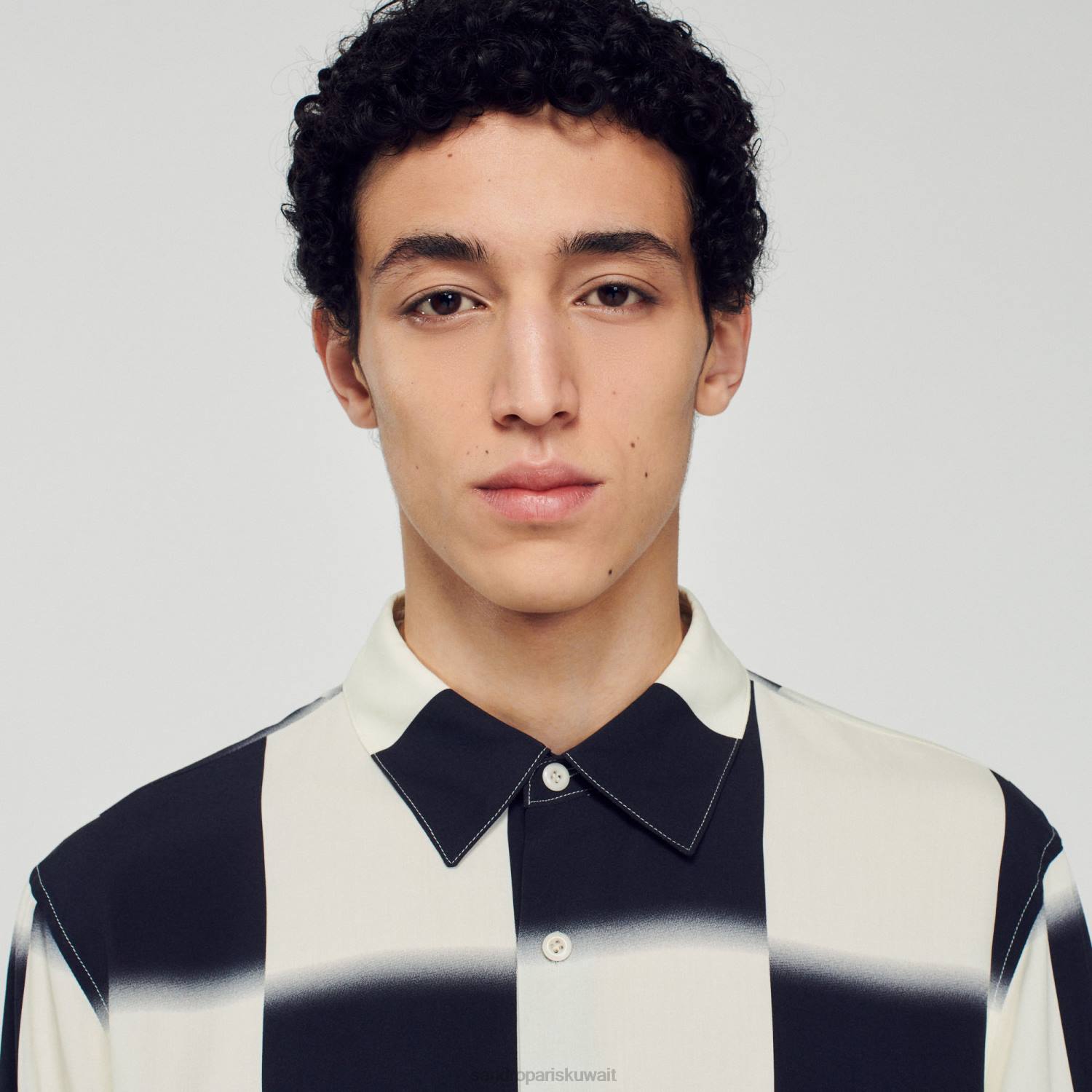 ثياب Sandro Paris قميص متدفق بطبعة كاروهات بيج فاتح/أسود رجال ZJ00728