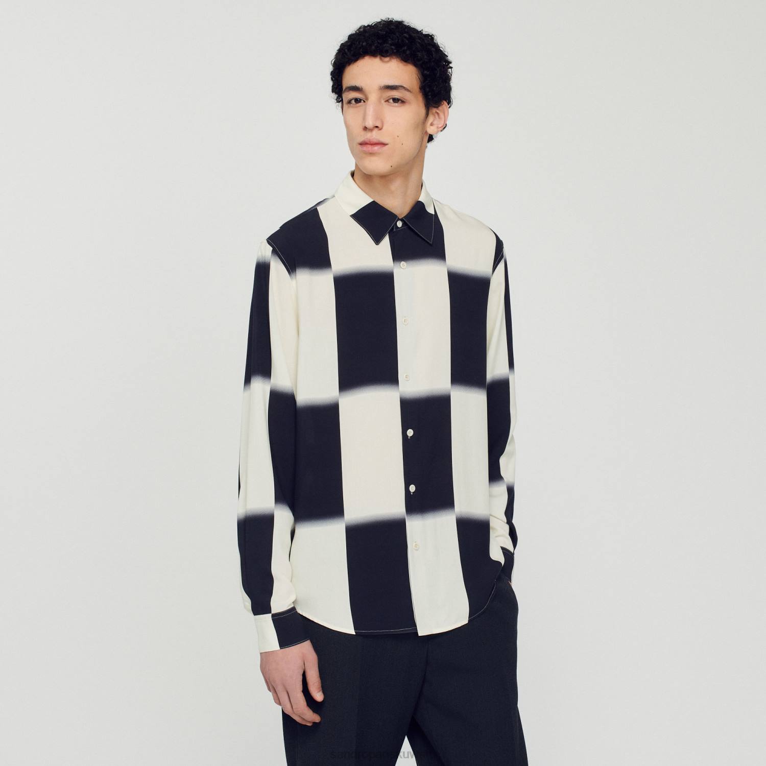 ثياب Sandro Paris قميص متدفق بطبعة كاروهات بيج فاتح/أسود رجال ZJ00728