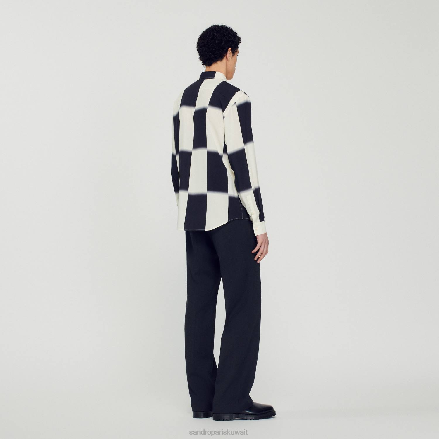 ثياب Sandro Paris قميص متدفق بطبعة كاروهات بيج فاتح/أسود رجال ZJ00728