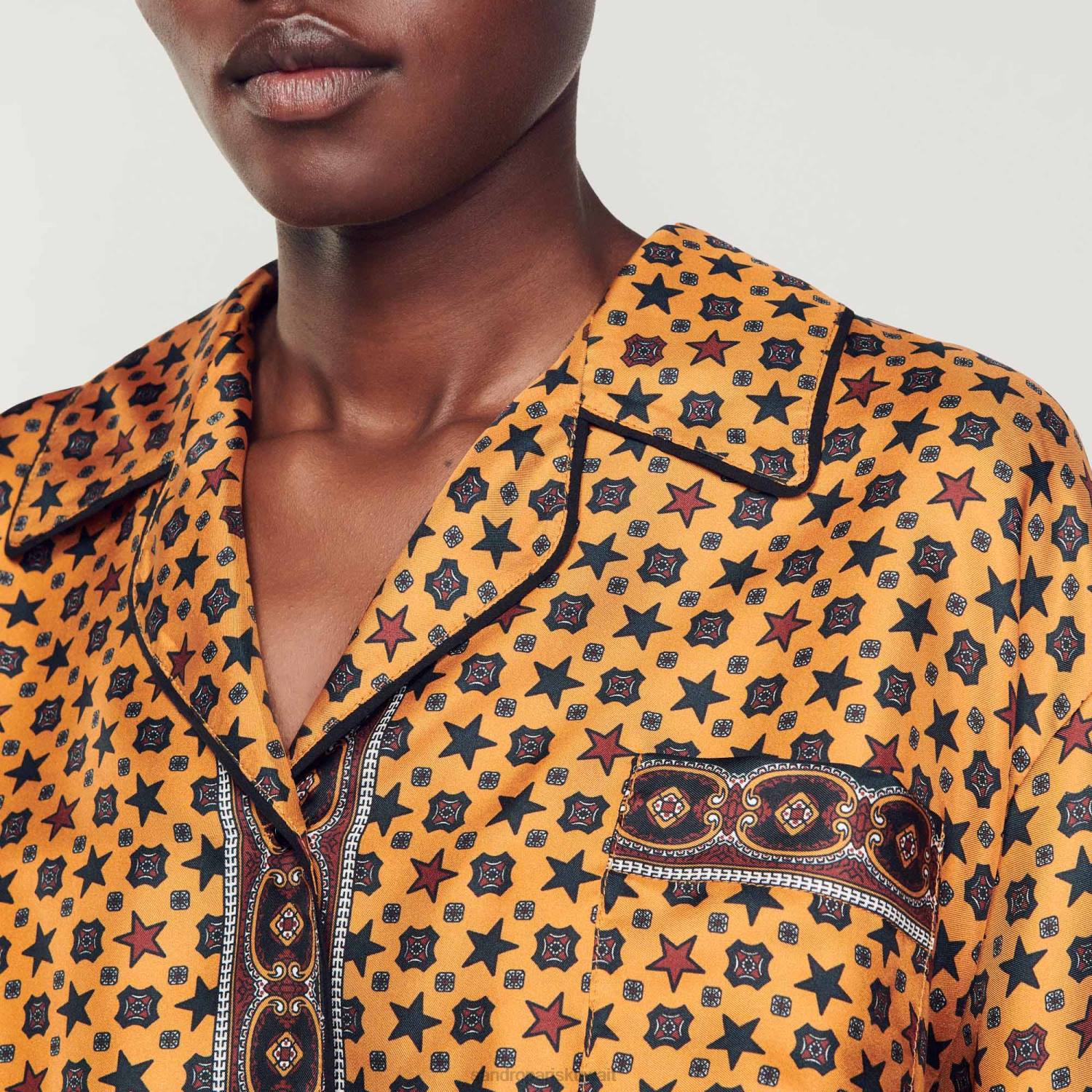 ثياب Sandro Paris قميص قصير مطبوع النحاس / الأسود نحيف ZJ0072