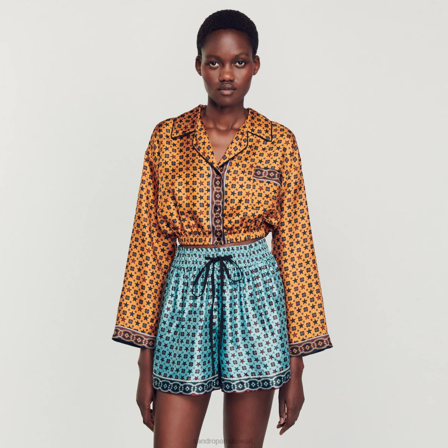 ثياب Sandro Paris قميص قصير مطبوع النحاس / الأسود نحيف ZJ0072