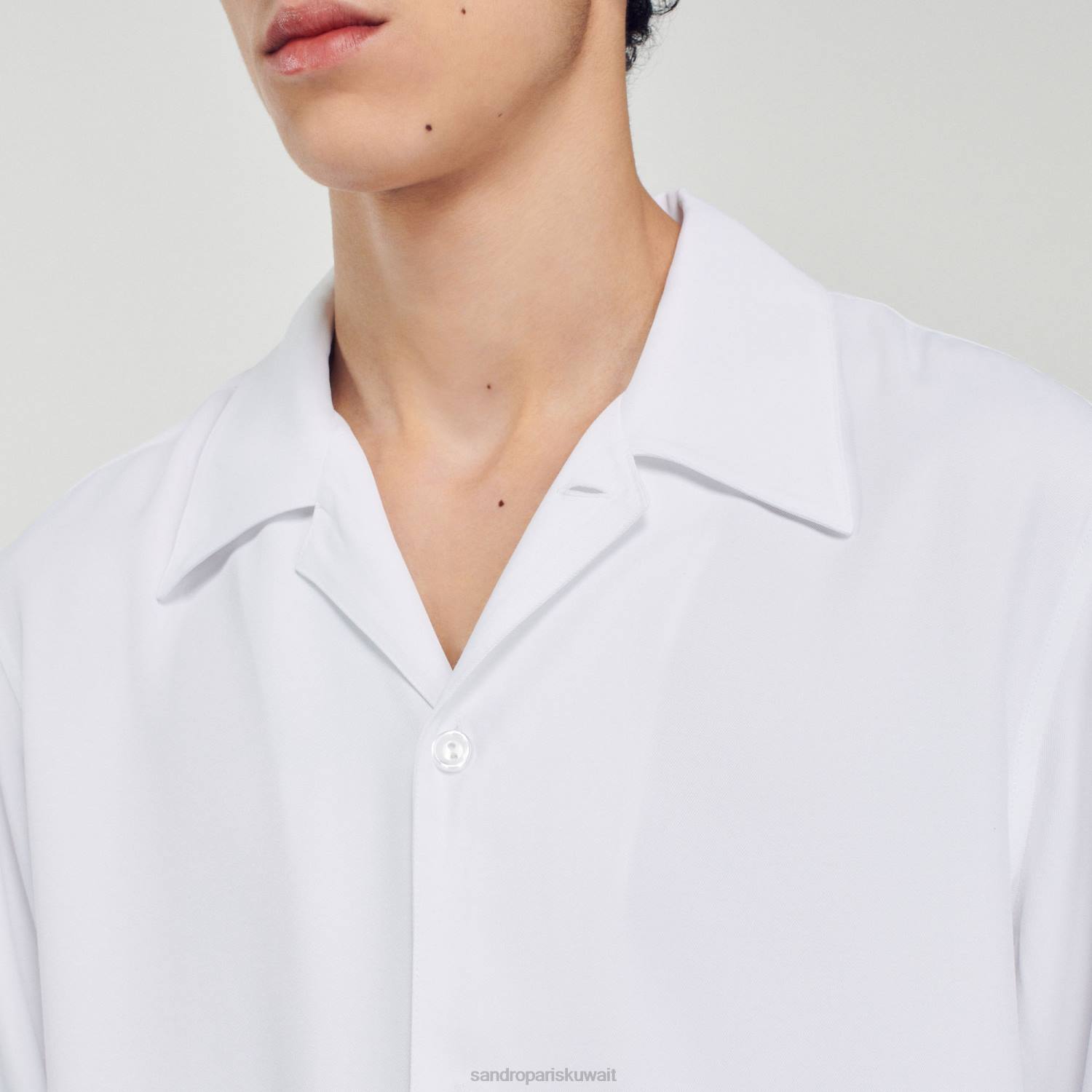 ثياب Sandro Paris قميص عائم مع طوق منتشر لون واحد رجال ZJ00744