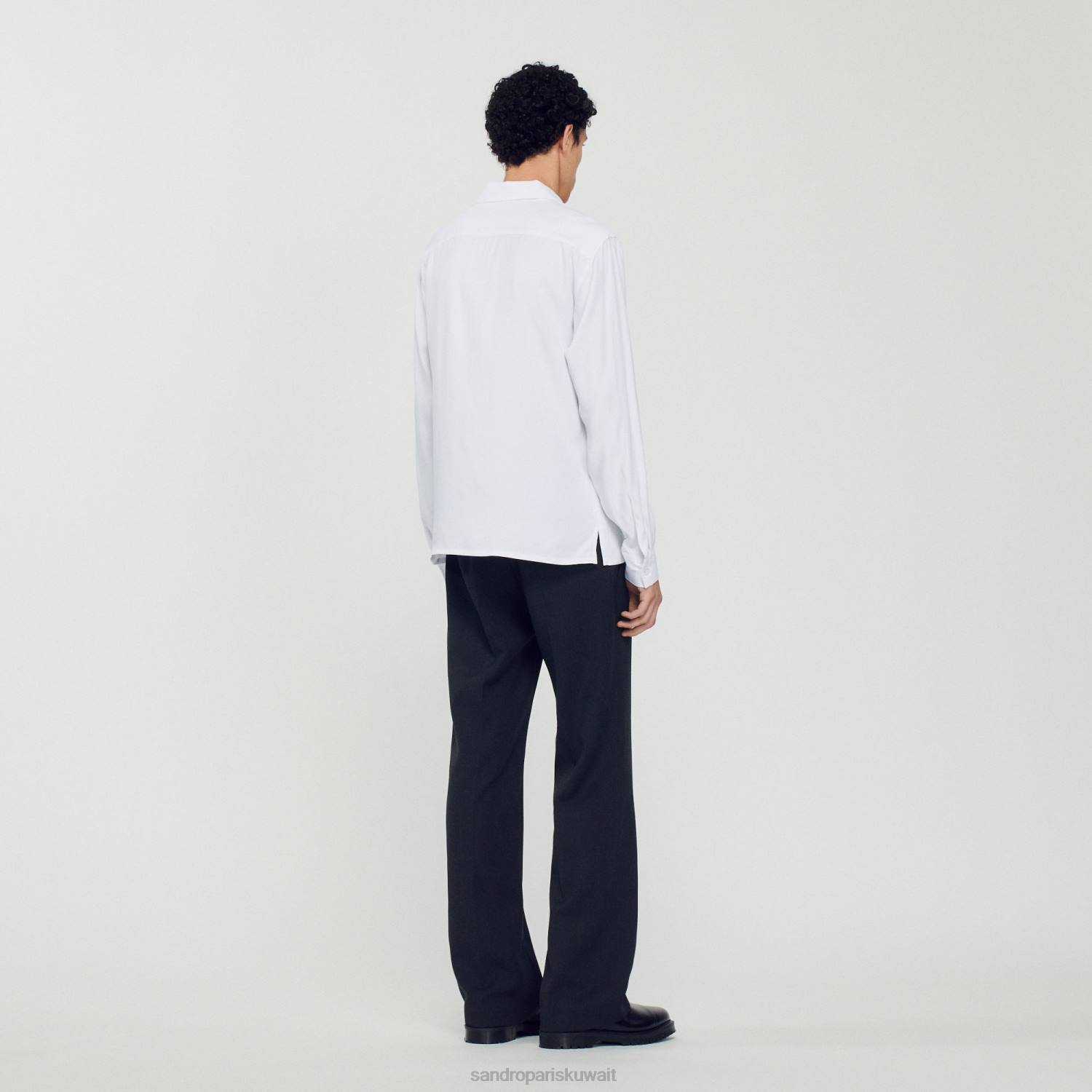 ثياب Sandro Paris قميص عائم مع طوق منتشر لون واحد رجال ZJ00744