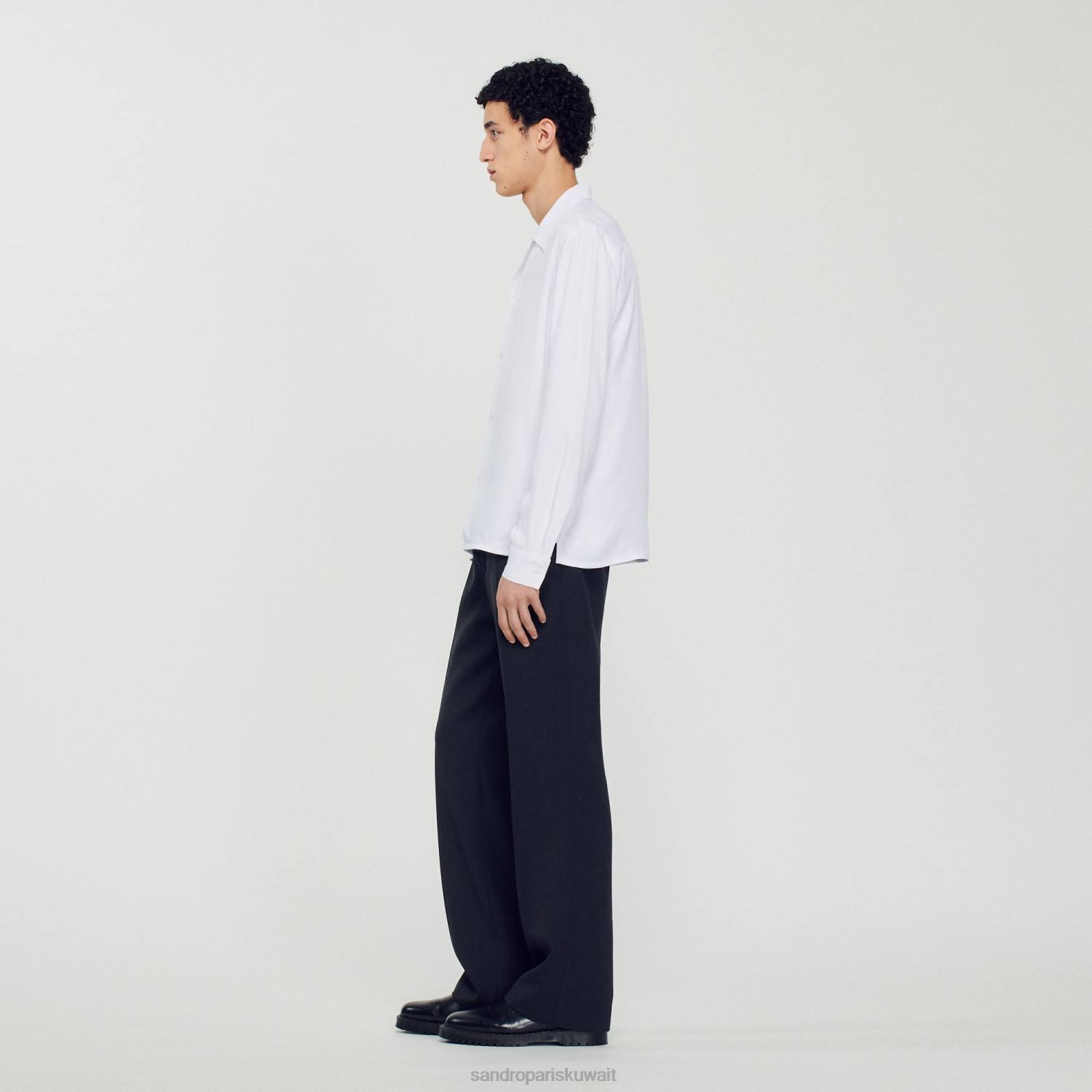 ثياب Sandro Paris قميص عائم مع طوق منتشر لون واحد رجال ZJ00744