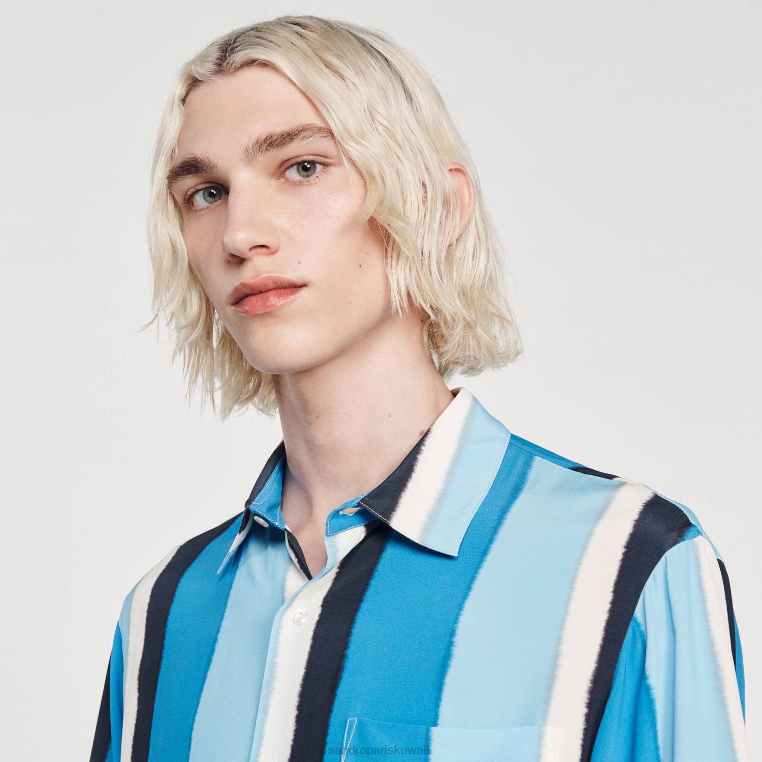 ثياب Sandro Paris قميص مخطط متدفق بأكمام قصيرة أزرق رجال ZJ00758