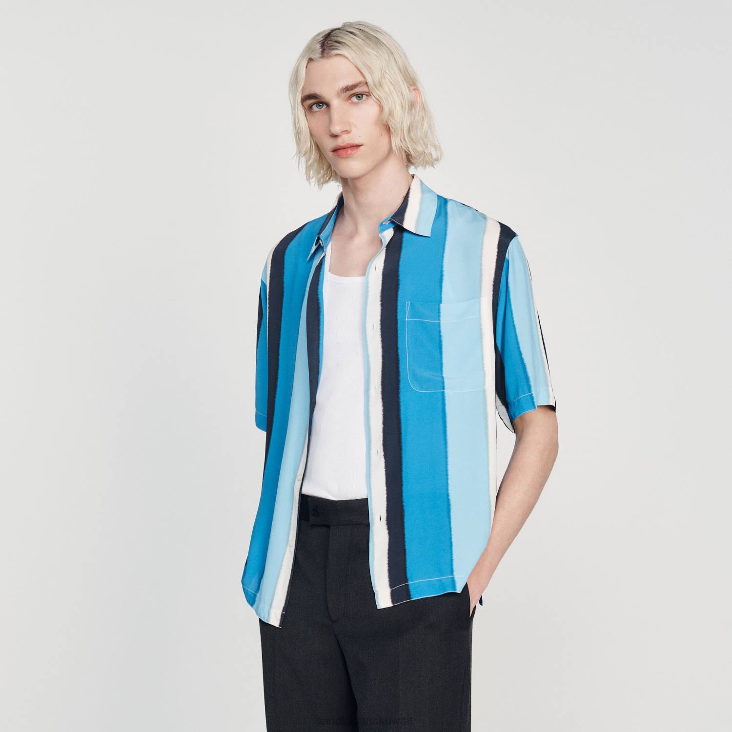 ثياب Sandro Paris قميص مخطط متدفق بأكمام قصيرة أزرق رجال ZJ00758