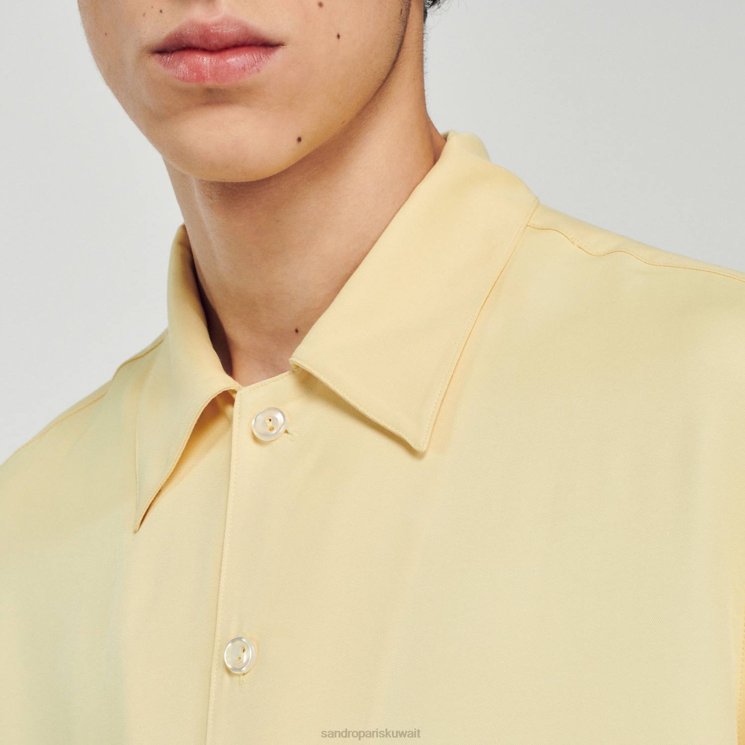 ثياب Sandro Paris قميص عائم مع طوق منتشر لون واحد رجال ZJ00780