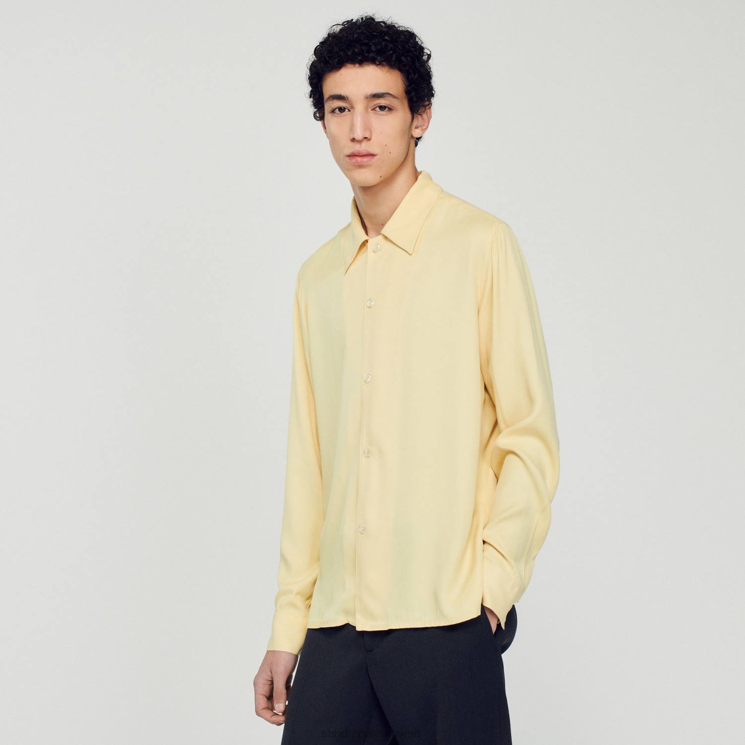 ثياب Sandro Paris قميص عائم مع طوق منتشر لون واحد رجال ZJ00780