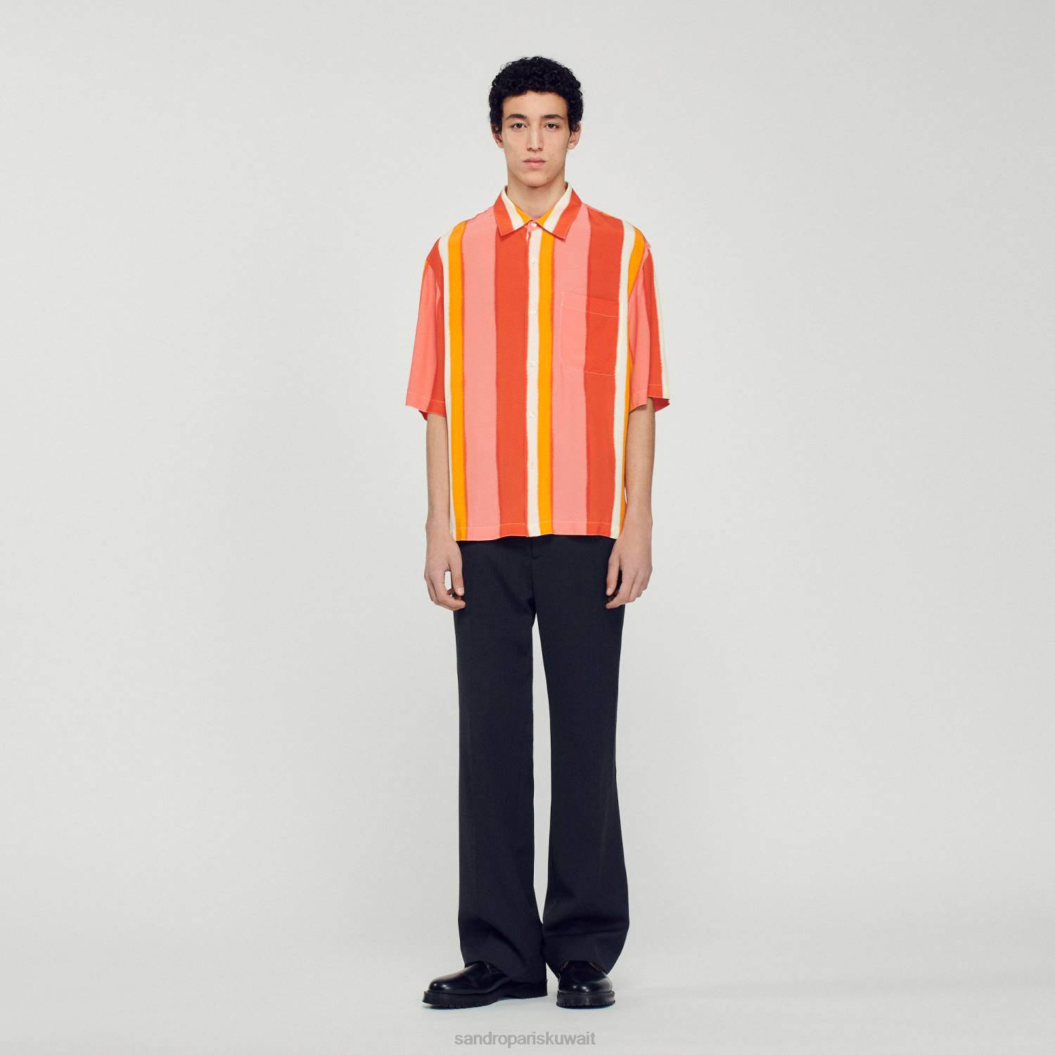 ثياب Sandro Paris قميص مخطط متدفق بأكمام قصيرة أحمر رجال ZJ00821