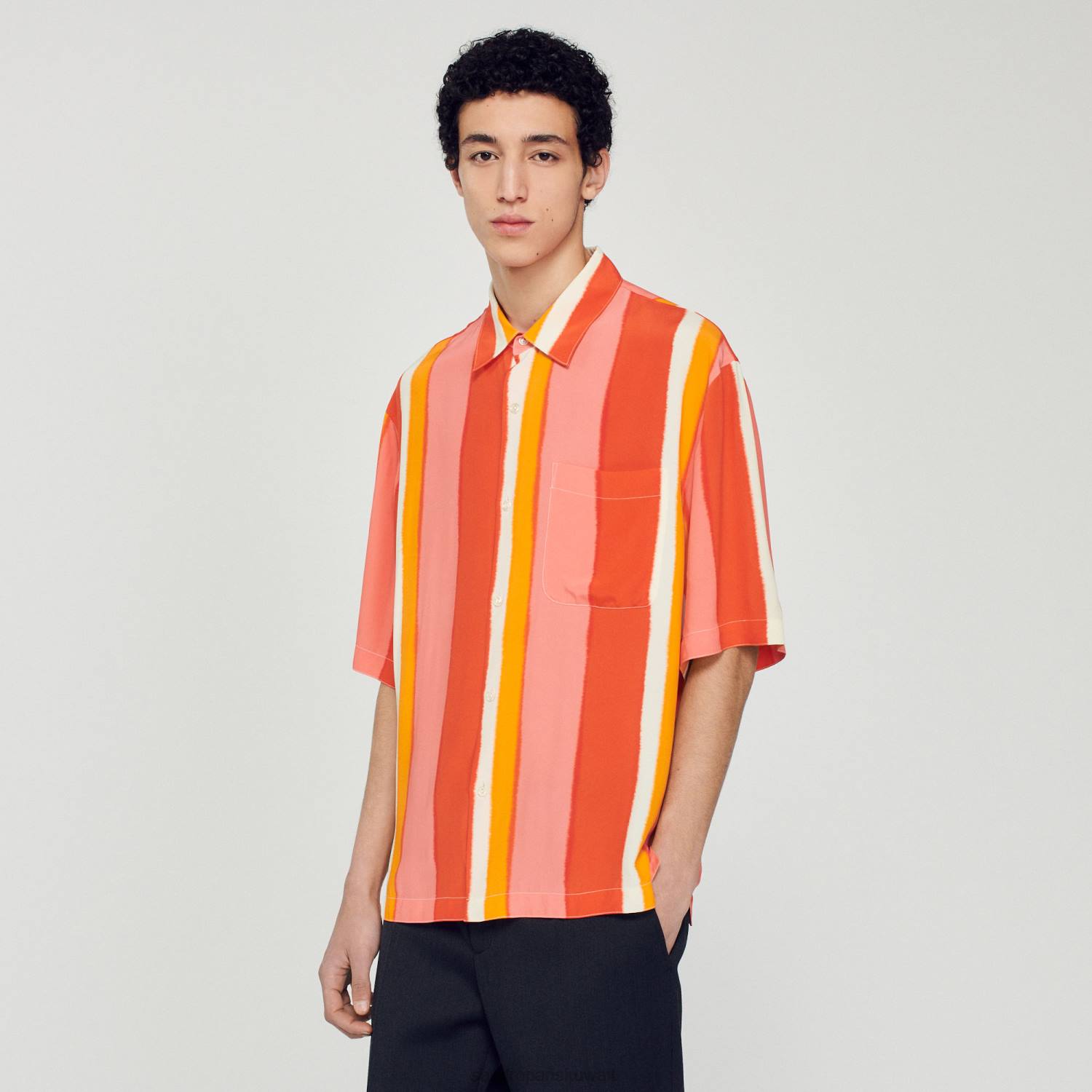 ثياب Sandro Paris قميص مخطط متدفق بأكمام قصيرة أحمر رجال ZJ00821