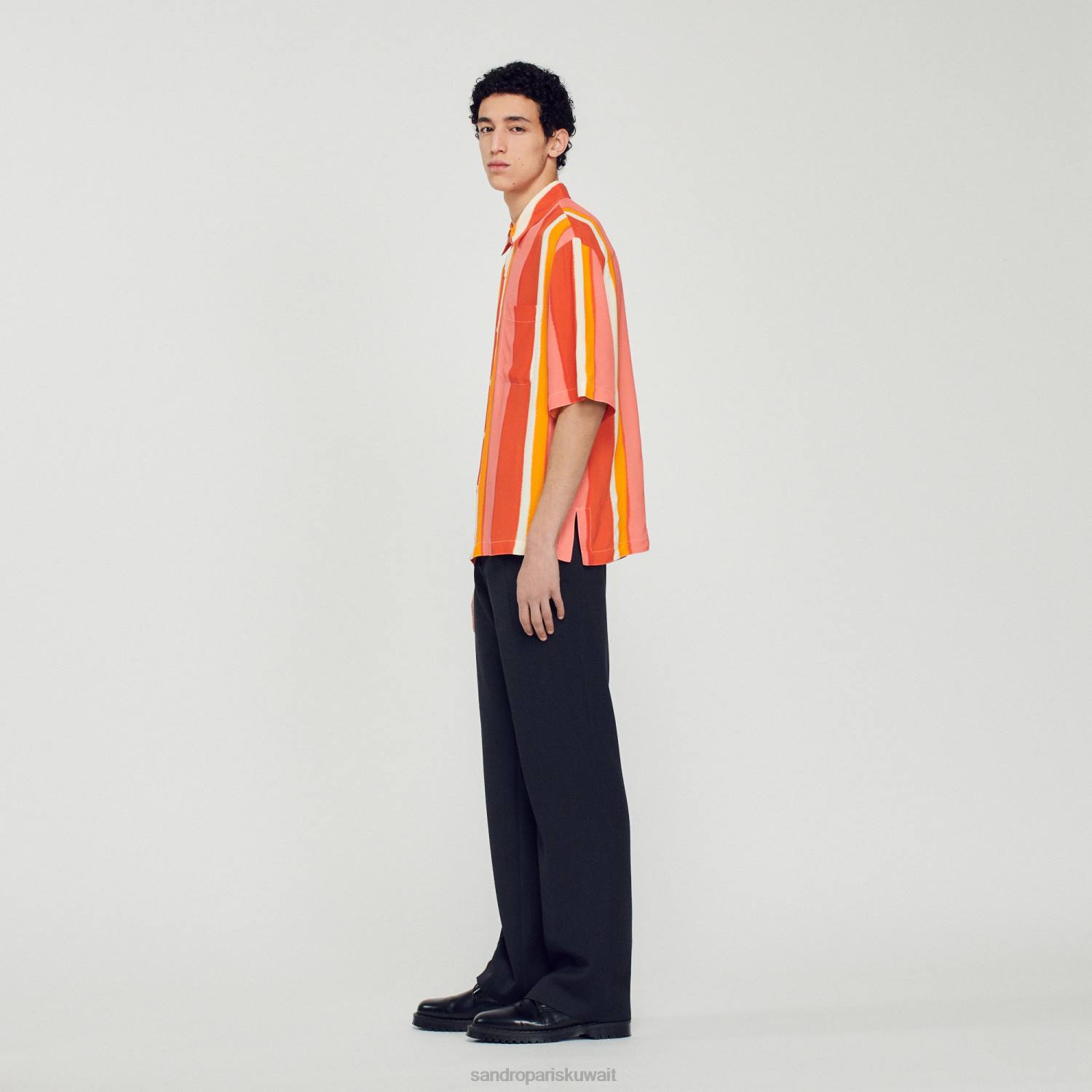 ثياب Sandro Paris قميص مخطط متدفق بأكمام قصيرة أحمر رجال ZJ00821